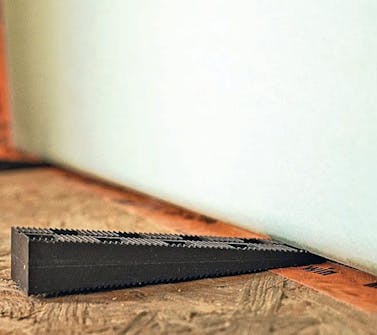 Isoleret anneks: Gipsplader løftes i isoleret anneks Isoleret anneks: Gipsplader løftes fra gulvet i isoleret anneks